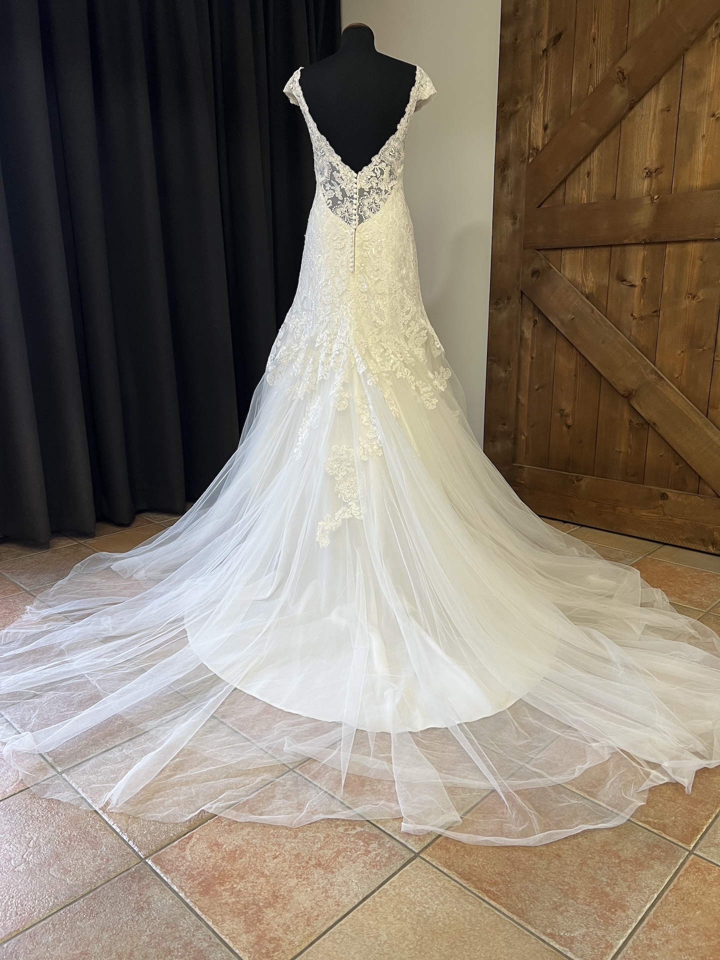 Diane Legrand 71081 trouwjurk achter