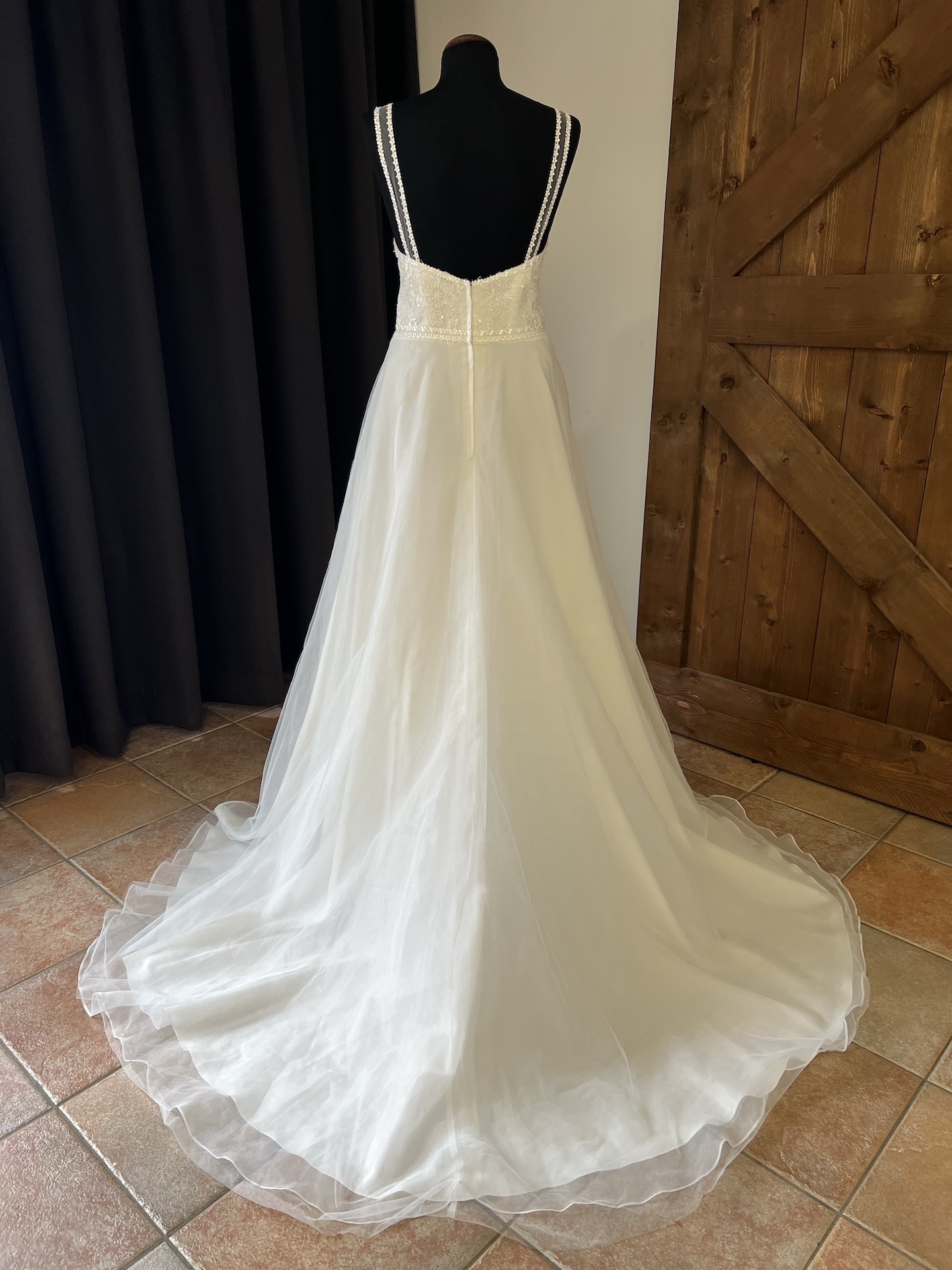 Outlet 02 A-Lijn trouwjurk achter