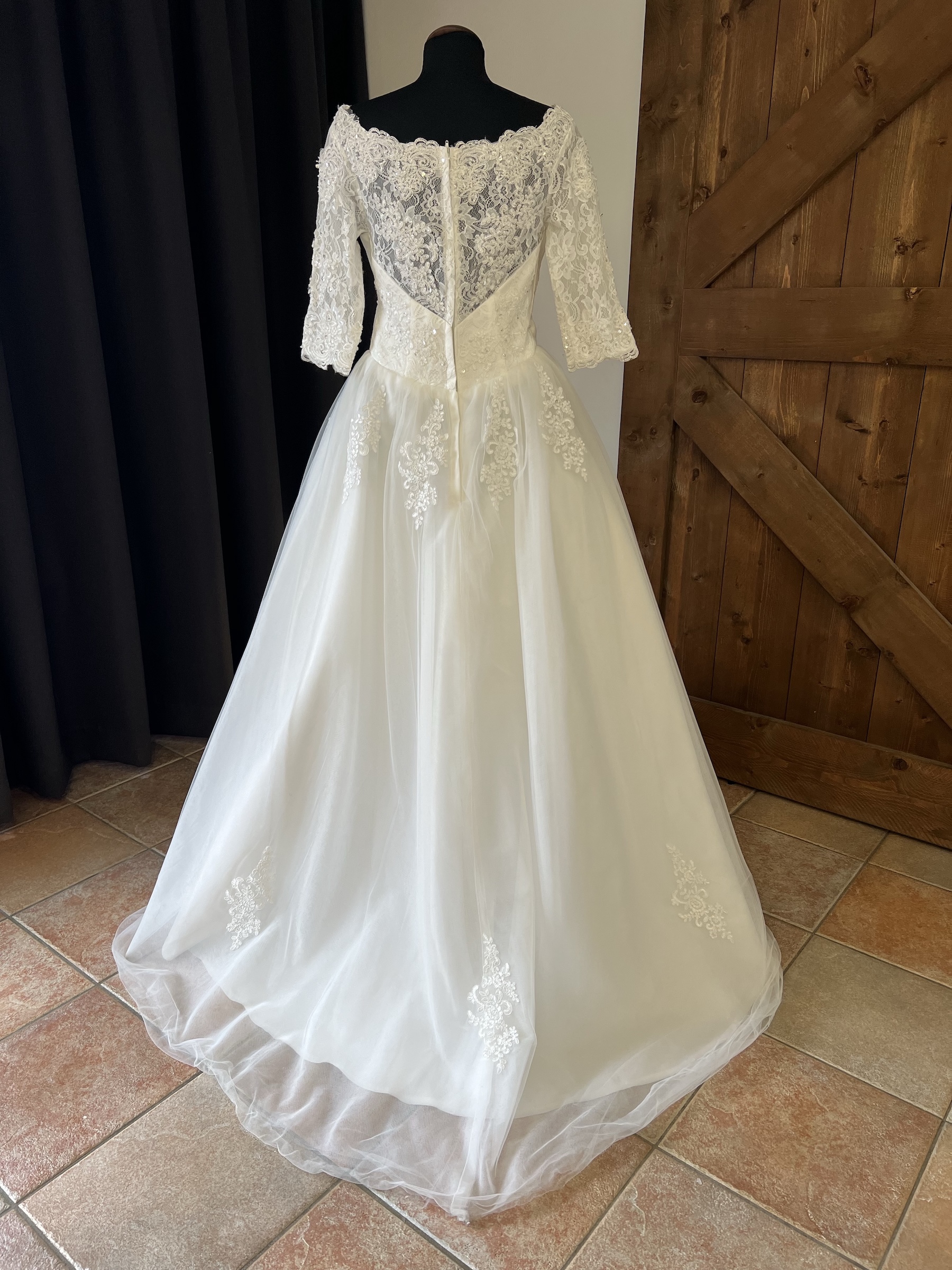 Outlet 03 A-Lijn trouwjurk achter