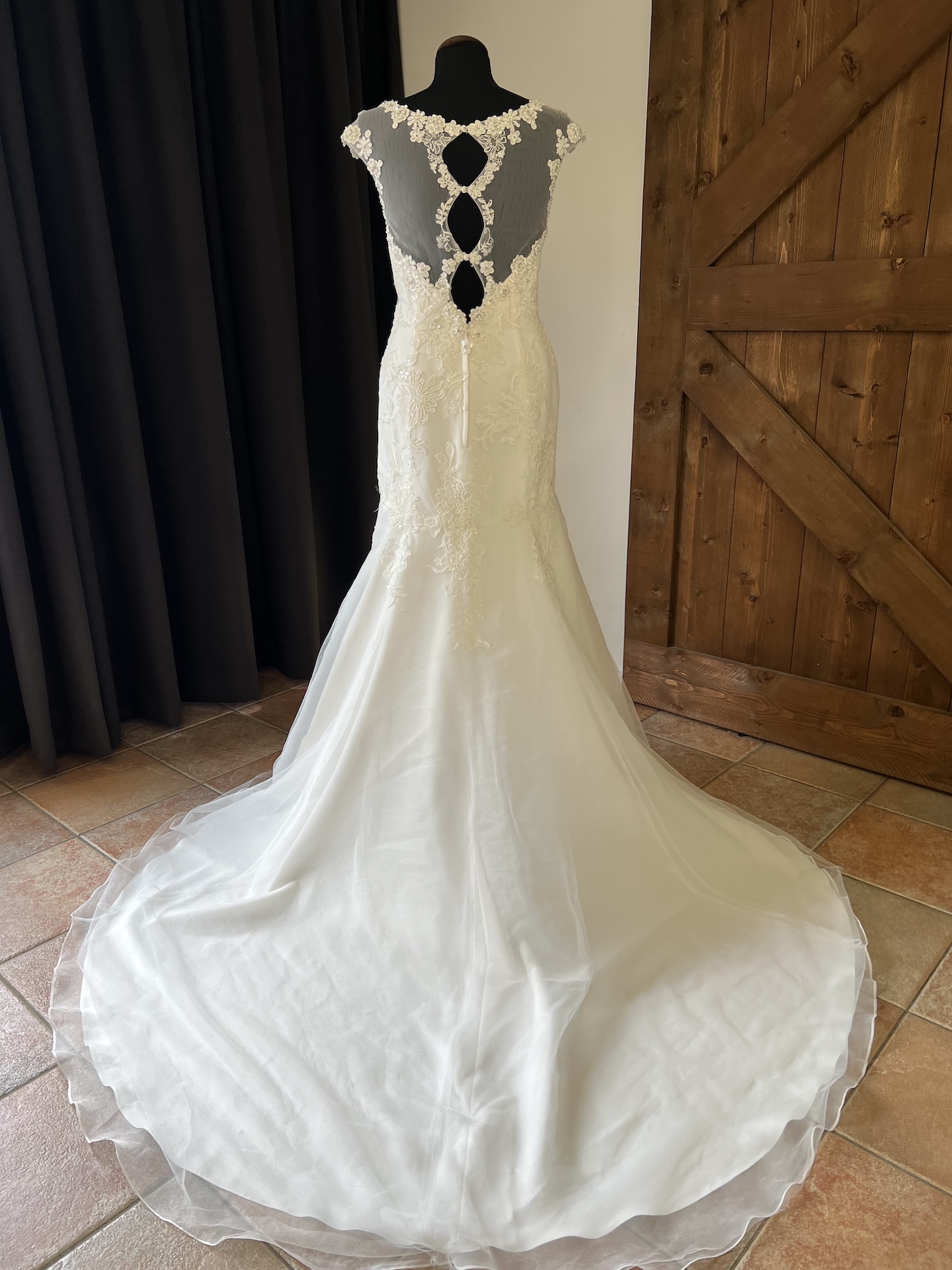 Diane Legrand Fit and flare Mermaid trouwjurk achter